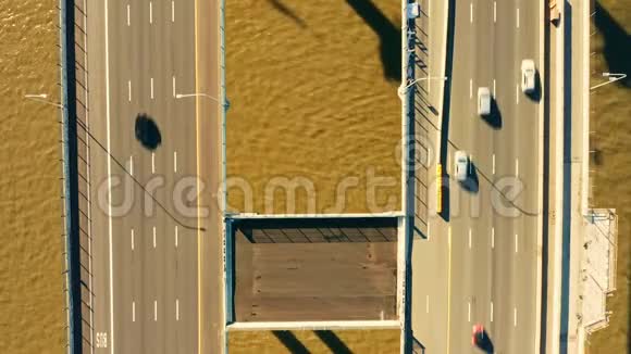 新塔潘子桥的空中无人机镜头视频的预览图