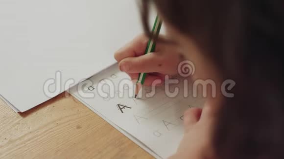 小女孩准备她的英语作业视频的预览图