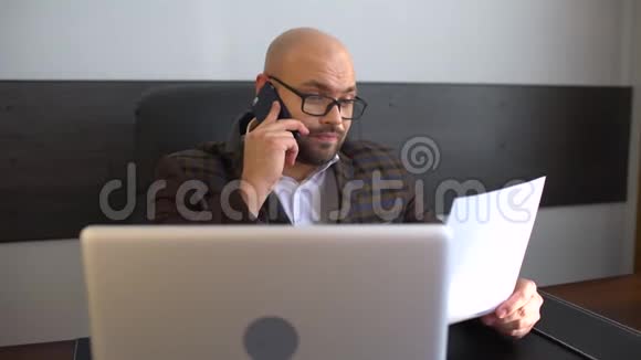 英俊的商人在打电话电话交谈年轻人在工作视频的预览图
