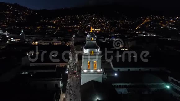 城市和山脉的景色夜晚视频的预览图