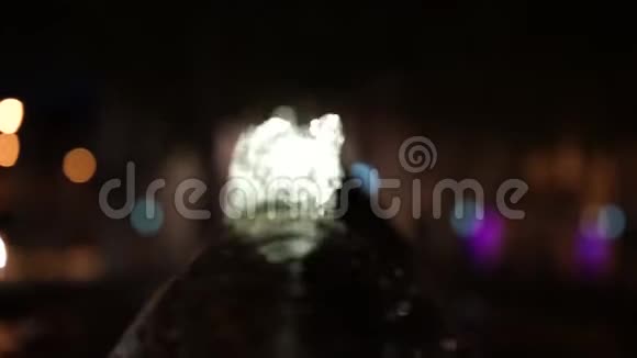 夜间从喷泉喷水视频的预览图