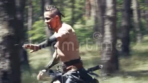强壮的野蛮人在森林里奔跑动作缓慢视频的预览图