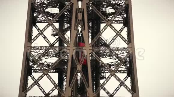 红色电梯上升到法国巴黎埃菲尔铁塔的顶部Telephoto镜头拍摄视频的预览图