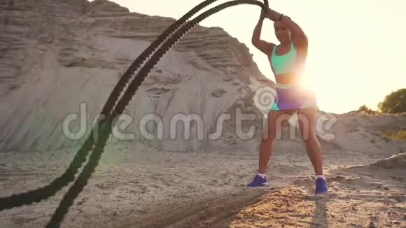 日落时女子运动员在户外训练围绕着沙丘积极的体育活动锻炼十字架女孩视频的预览图