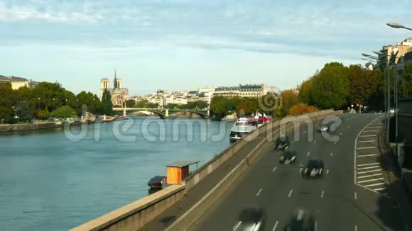 巴黎塞纳河河堤和遥远的法国巴黎圣母大教堂上的车水马龙视频的预览图