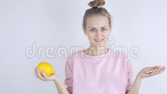 年轻女人在药片和柠檬之间选择视频的预览图