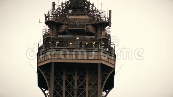 法国巴黎埃菲尔铁塔顶部的观察甲板Telephoto镜头拍摄视频的预览图