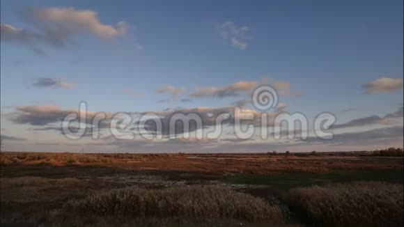 4K光云在蓝天上的湖面上风的秋天视频的预览图