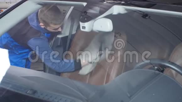 豪华现代汽车内部前座椅的拆卸和清洗汽车护理概念视频的预览图