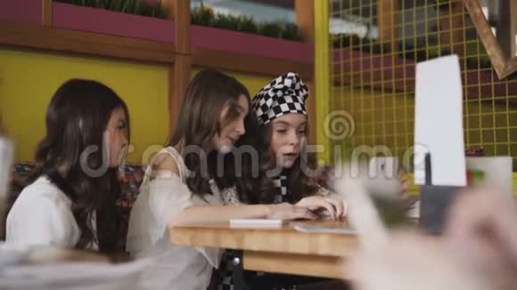 三个很高兴的女孩在咖啡馆里自拍4K视频的预览图