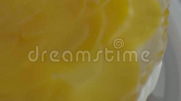 带有玫瑰形状桃子的美味甜点美味的桃子蛋糕加鲜奶油水果蛋糕的特写视频的预览图