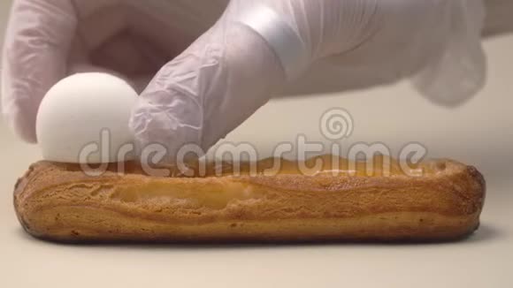 甜点师在蛋糕上加入奶油芝士球用马斯卡彭做甜点甜糕点做蛋糕视频的预览图