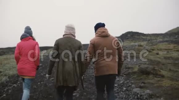 后景三人登山一群年轻人一起散步享受冰岛视频的预览图