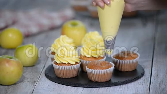 装饰蛋糕与黄色结冰为孩子们的生日聚会制作多色纸杯蛋糕视频的预览图