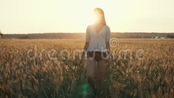 令人惊叹的女孩独自行走在夏天视频的预览图