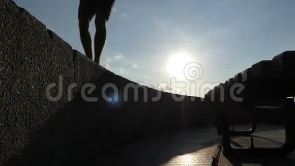 在斯洛文尼亚的基辅男子的双脚在堤壁上跳舞视频的预览图