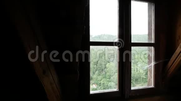 在一个古老的木屋里打开窗户视频的预览图
