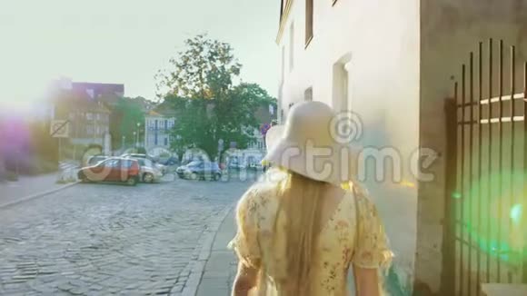 微笑的女人走在镇街上微笑的女人回头看相机而走在老城的街道上视频的预览图