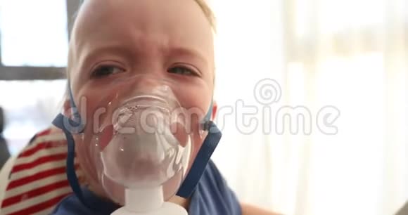 婴儿在雾化面罩中哭泣视频的预览图
