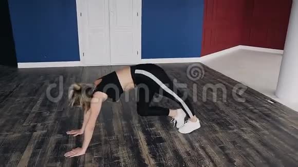 运动女孩在健身房训练前进行热身运动适合金发女郎做普拉提在工作室搬家女孩视频的预览图