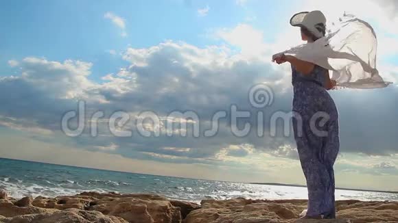 坚强的女人站在海石上享受自由感受女性的尊严视频的预览图