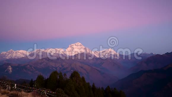 尼泊尔日出时潘山的全景视频的预览图