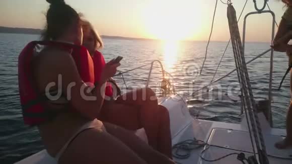 美丽的女孩玩得开心享受游艇旅行聊天夏季游轮视频的预览图