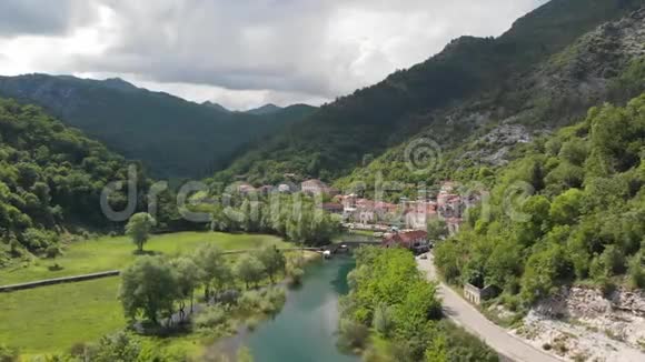 在RijekaCrnojevica村看到老桥反映在黑山的水中最恐怖的视频的预览图