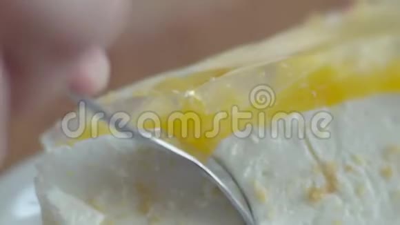 一杯精致的茶和甜点美味的桃子蛋糕在空气面团上加入奶油中的水果片美丽的光泽视频的预览图