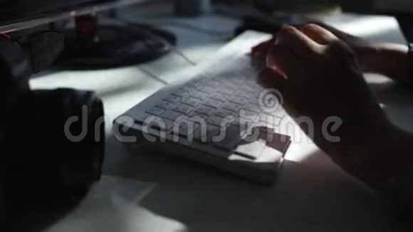 在白色键盘上打字的女性手的特写阳光的嬉戏视频的预览图