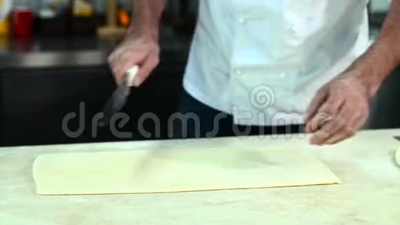 面包师为牛角面包切面团视频的预览图