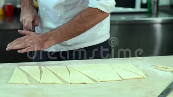 面包师为牛角面包切面团视频的预览图
