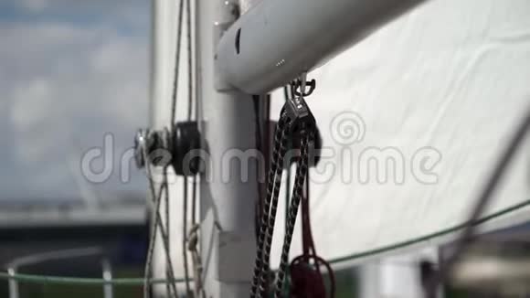 帆船上的绳索视频的预览图