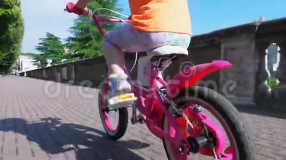 阳光明媚的一天孩子骑自行车视频的预览图
