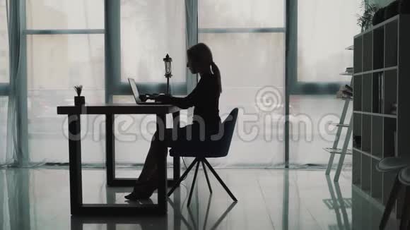 办公室女性在笔记本电脑上键入文本视频的预览图