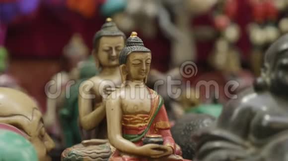 五颜六色的传统木制工艺品在尼泊尔加德满都的商店出售视频的预览图
