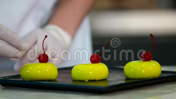 专业厨师装饰釉面甜点视频的预览图