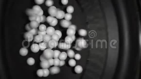 聚苯乙烯微球在工作扬声器表面跳跃视频的预览图