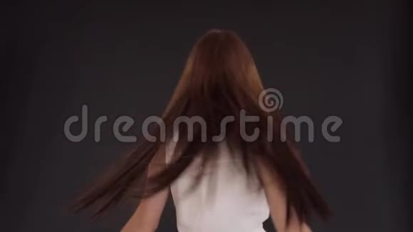 性感女人在黑色的背景下旋转和跳舞视频的预览图