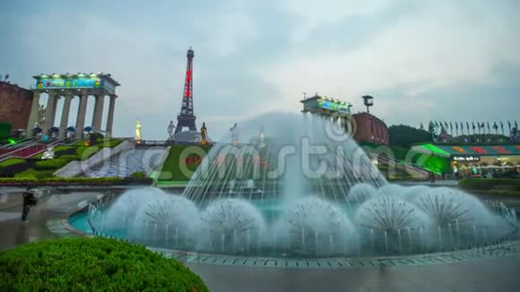 中国市中心的城市喷泉延时射击视频的预览图