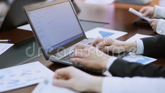 一个人在会议上用手提电脑打字团队经理做商业报告视频的预览图