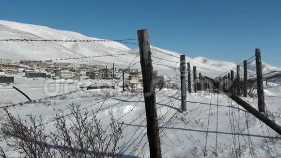 古迪姆幽灵小镇的背景是俄罗斯北部的铁丝网视频的预览图