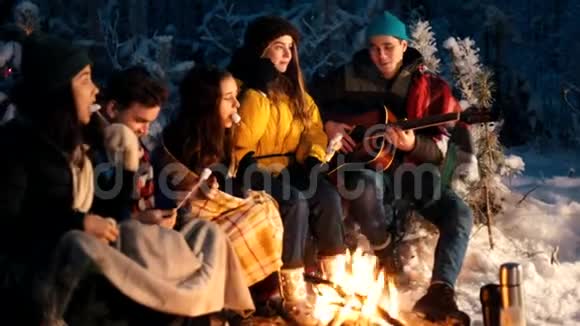 群友坐冬林旁火一个拿着吉他的年轻人视频的预览图