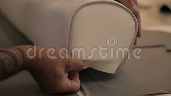 皮革制品的缝纫视频的预览图