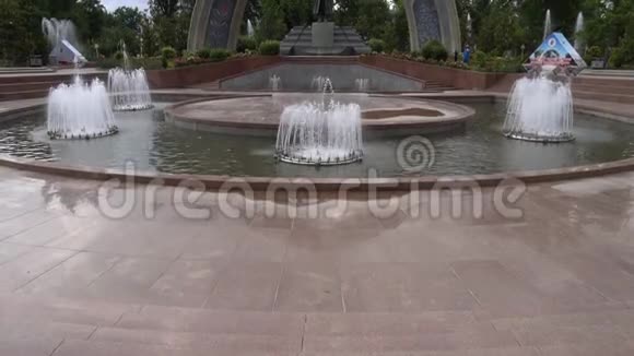杜尚别鲁达基公园雕像视频的预览图