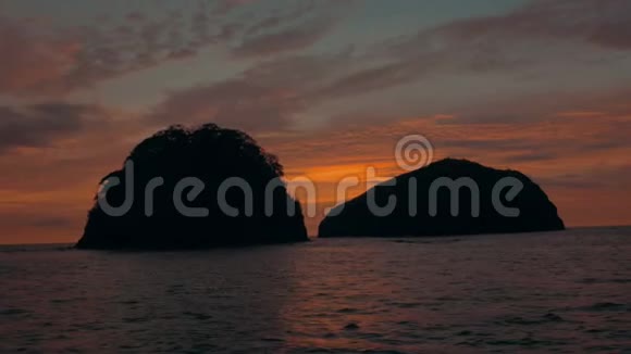 日落时分穿过热带岛屿群视频的预览图