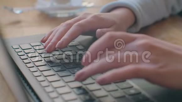 女人在办公室里用笔记本电脑键盘打字合上手提电脑键盘上的女人手视频的预览图