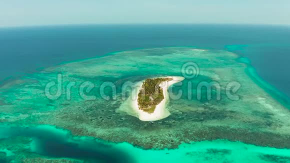 热带岛屿卡尼默兰荒岛上的白色沙滩视频的预览图
