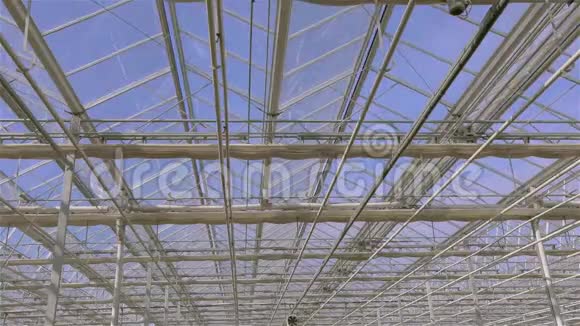 在大型现代化温室中关闭屋顶的过程大型现代化温室的屋顶封闭视频的预览图
