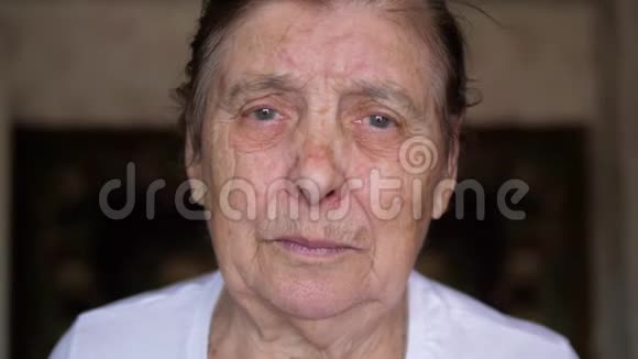 老年妇女皱纹和老年痉挛型帕金森症的肖像视频的预览图